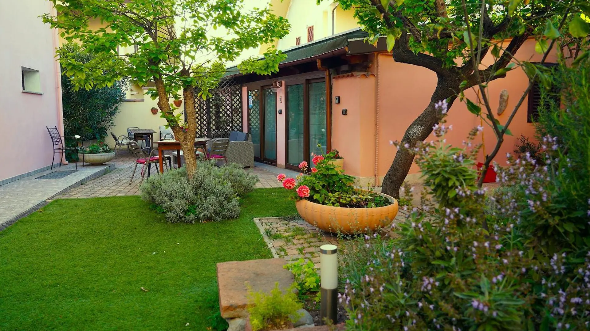 Flowery Inn Villa Альгеро 2*,